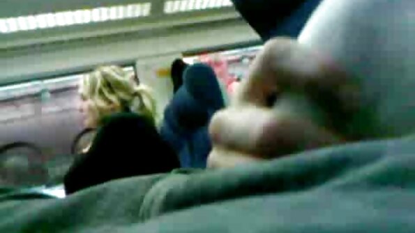 Lielbrūna brunete kopulācijas laikā vienmēr valkā zeķes