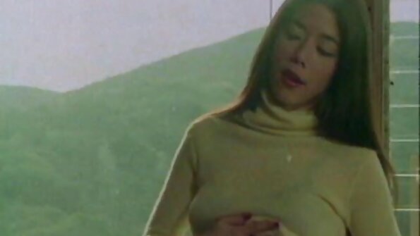 Melnais meistars dažādos veidos dominē pār piesietu sekspotu