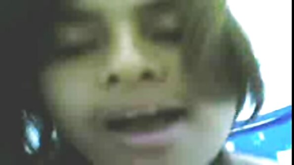 Blondīne pārslēdzas starp jāšanu ar govju meiteni un gaiļa sūkšanu