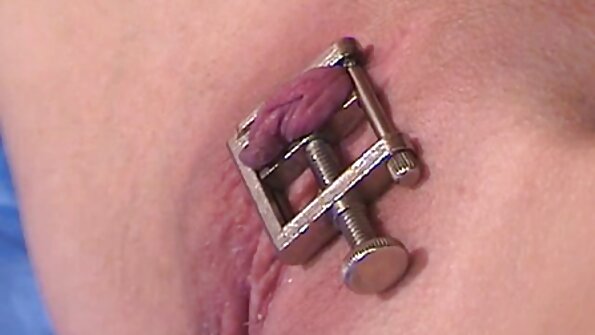 Blondīne MILF darīs visu, lai apmierinātu savu vecāko partneri