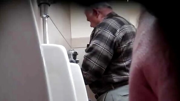 Blondīne mūs ķircina ar saviem lielajiem dildo uz guļamistabas gultas