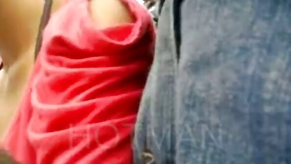 Krāsainā Āzijas istabene savam priekšniekam uzdāvina nevainojamu gardumu